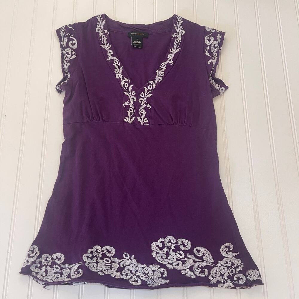 BCBGMaxAzria Purple Short Sleeve Embroidered V-Neck Tee
